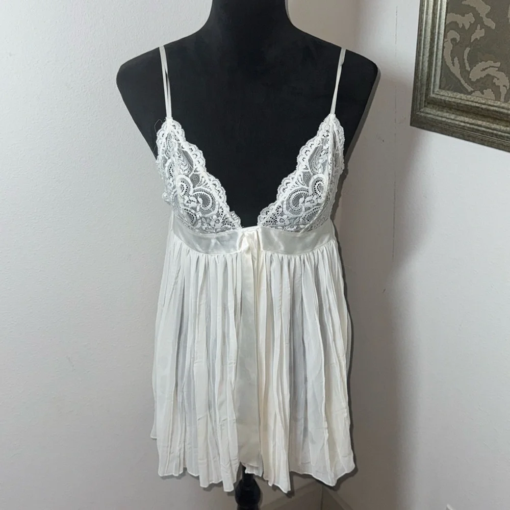 Victoria’s Secret ivory pleated lace sheer baby doll‎ satin bow sz M intimates